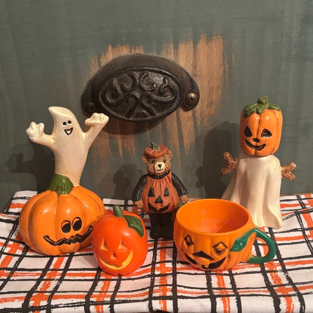 Vintage Halloween mini figurines & trinkets bundle Ghosts, pumpkin & Bear